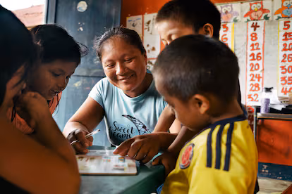 Une enseignante d'une école rurale de Mitú, Vaupés (Colombie) s'occupe de ses élèves.