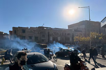 Des commerçants iraniens protestent contre la situation économique alors que la police anti-émeute tire des gaz lacrymogènes à Téhéran, en Iran