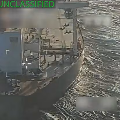 Une capture d'écran de la vidéo publiée par le procureur général des États-Unis du moment de l'interception du pétrolier vénézuélien « Skipper »