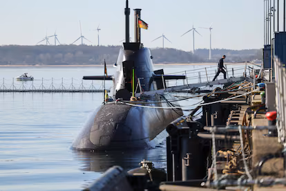 Le sous-marin U34 amarré au quai de la base navale de la ville allemande d'Eckernförde