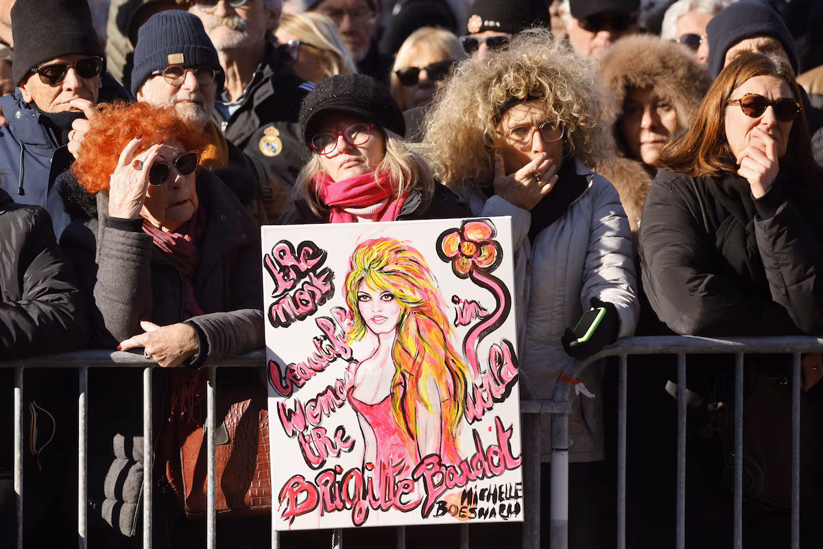 Les proches et admirateurs de Brigitte Bardot assistent aux derniers adieux avec l'actrice légendaire