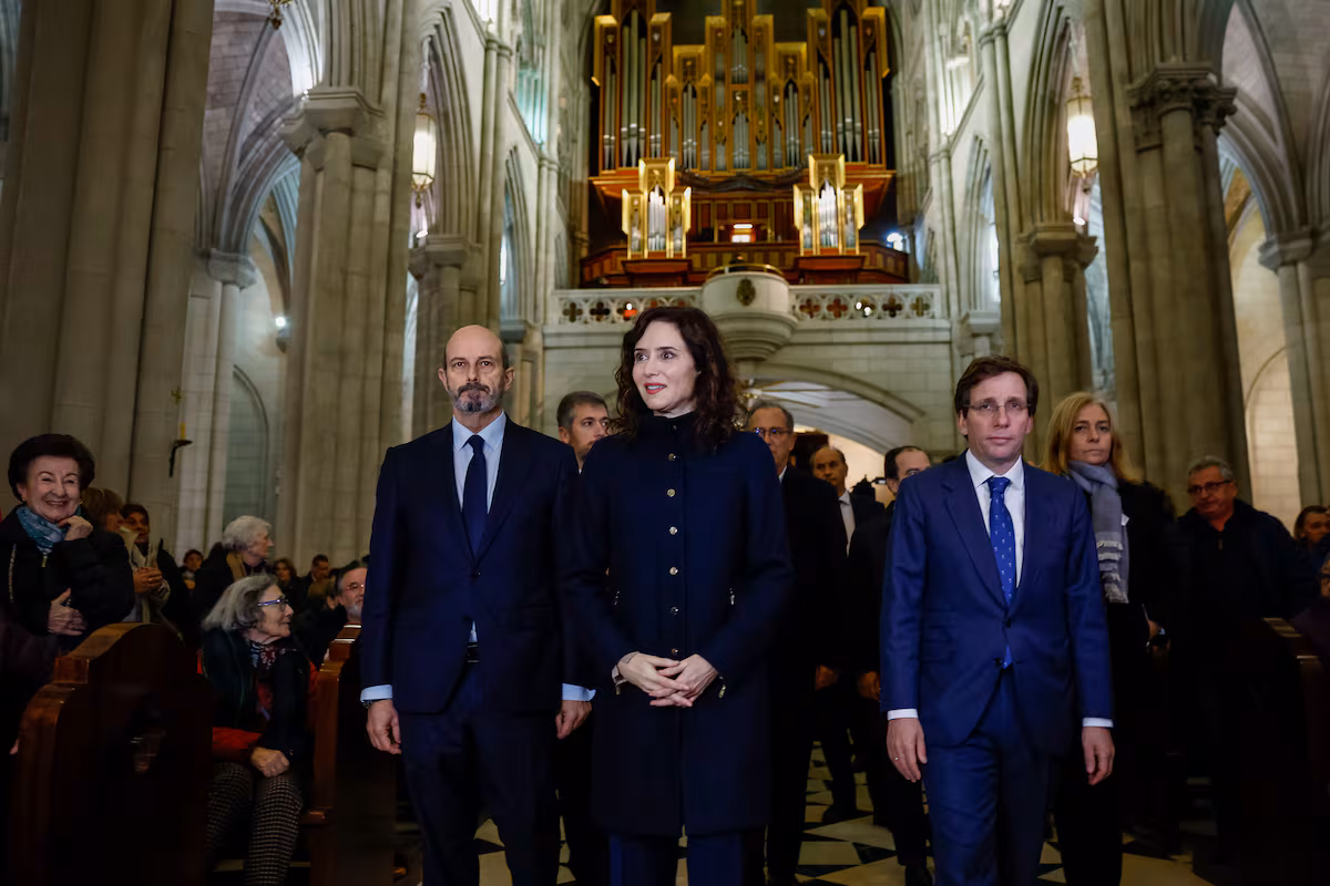 Ayuso reste seule à sa messe en hommage aux victimes de l'accident de train à Adamuz