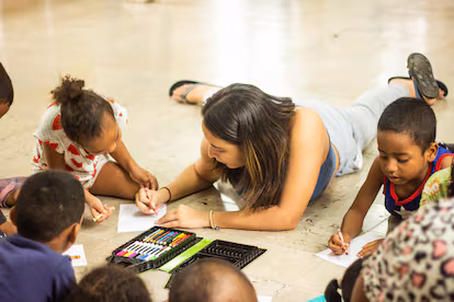Enfants dessinant dans un espace d’apprentissage à Darién, Panama.