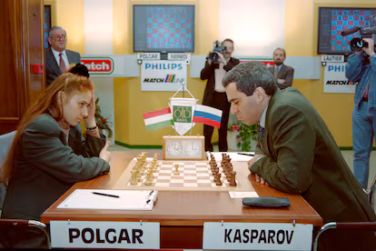 Judit Polgar et Garry Kasparov, dans une image de la série 
