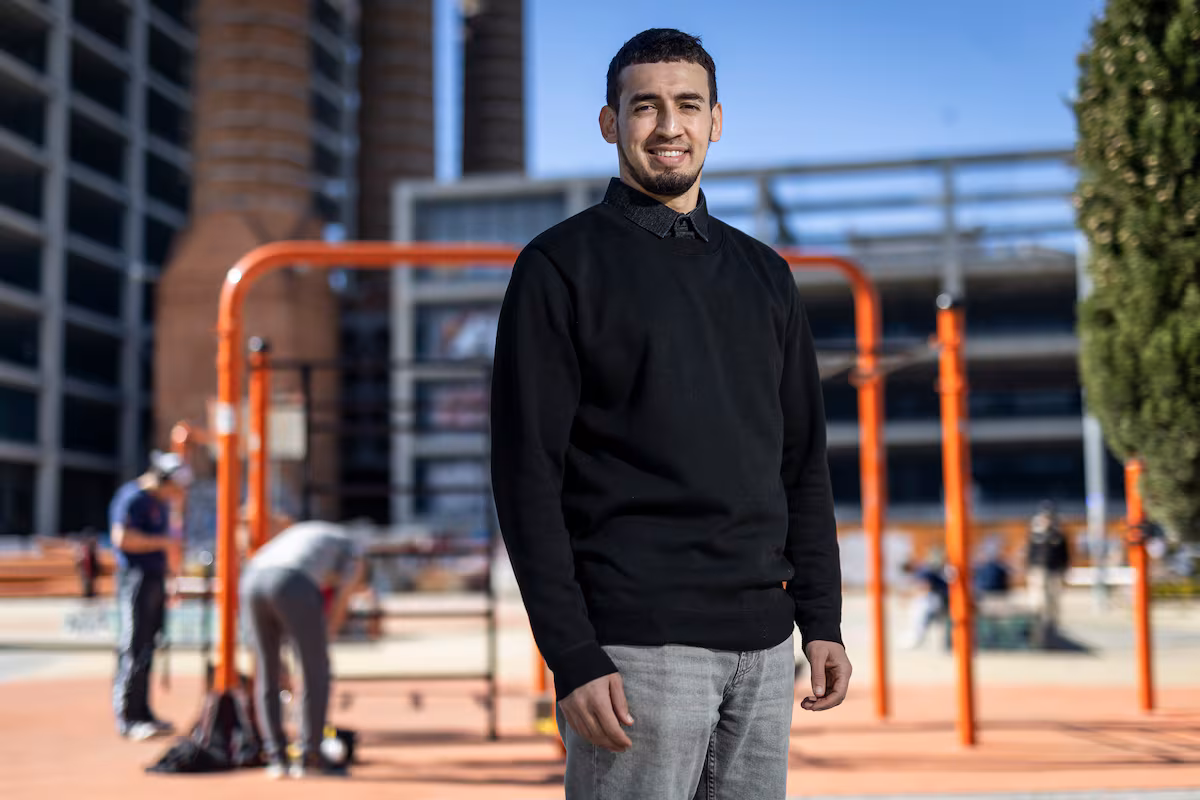 Hatim donne une nouvelle vie au Poble-sec : « Il ne se peut pas que beaucoup viennent seulement dans le quartier pour dormir »