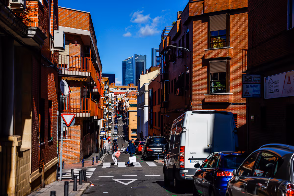 Bravo Murillo, la rue de Madrid construite comme une expérience sociale avec un trottoir pauvre et un trottoir riche… c'est évident