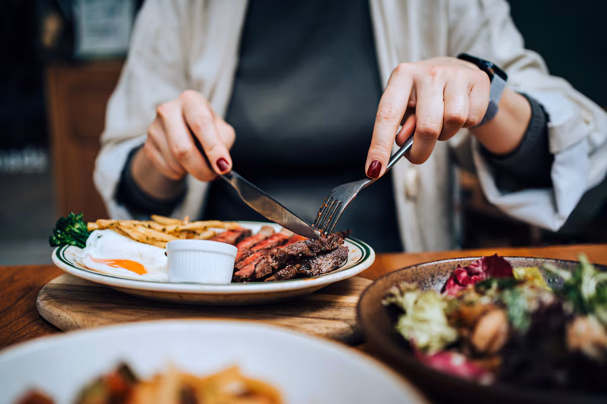 Les bonnes manières à table : lesquelles ont du sens et lesquelles sont stupides