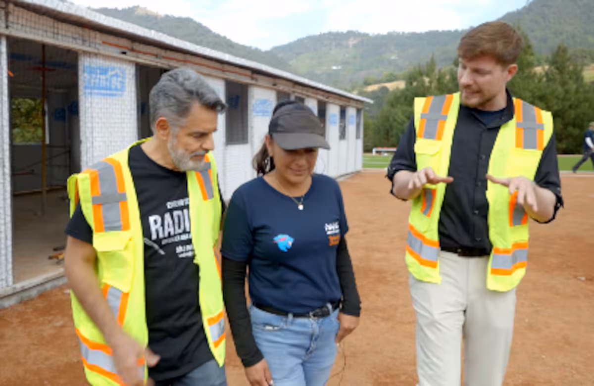 MrBeast et Eugenio Derbez construisent une école dans l'État de Mexico