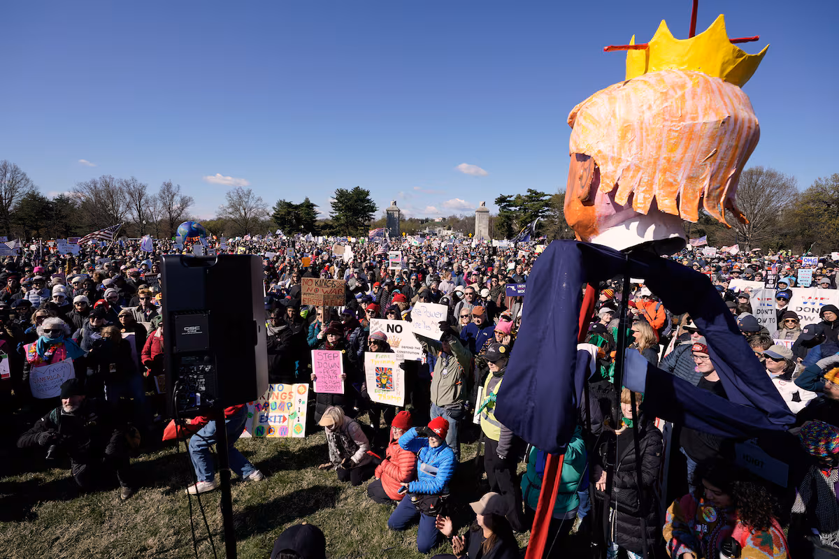 Des centaines de milliers de citoyens rejoignent le mouvement « No Kings » pour protester contre les excès de Trump.