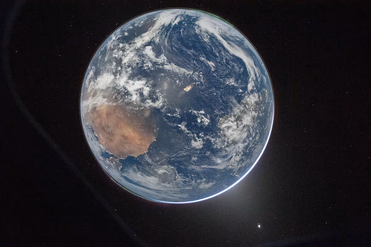 Premières images de la Terre depuis Artemis 2 lors de son voyage historique vers la Lune : aurores, reflets du Soleil et « le scintillement de la péninsule ibérique »