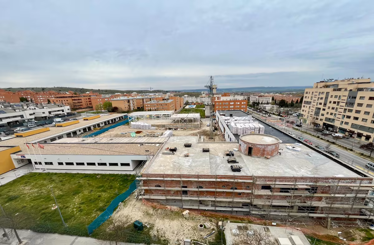 Cinq cours avec l'école à moitié terminée : les familles d'un centre public de Rivas s'enferment pour demander que les travaux soient terminés