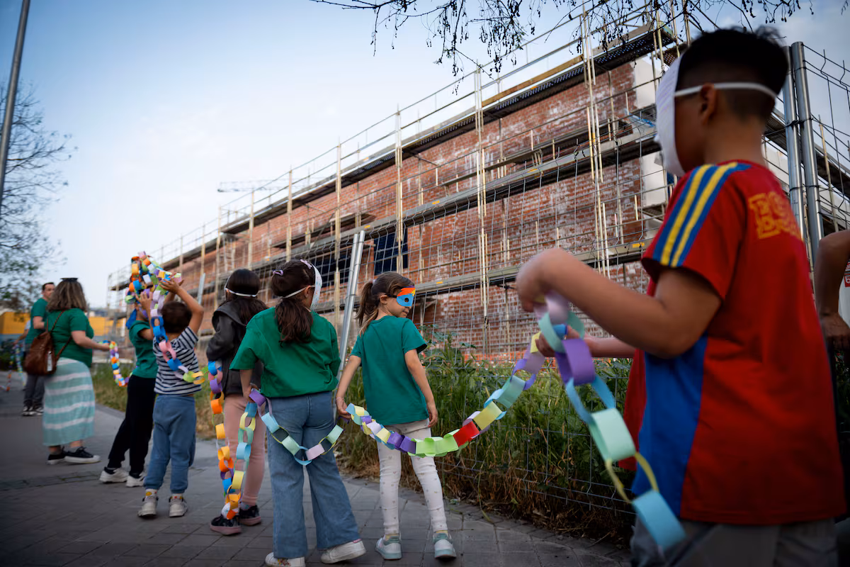 Nouveau sujet : s'enfermer un soir à l'école avec ses parents pour leur demander de terminer un projet qui dure cinq ans
