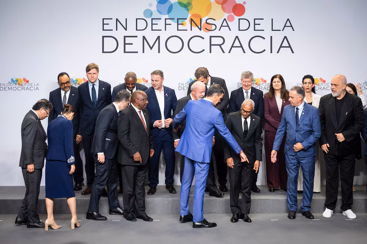 Sánchez revendique l’unité progressiste contre Trump : « Nous ne devons pas tenir la démocratie pour acquise »