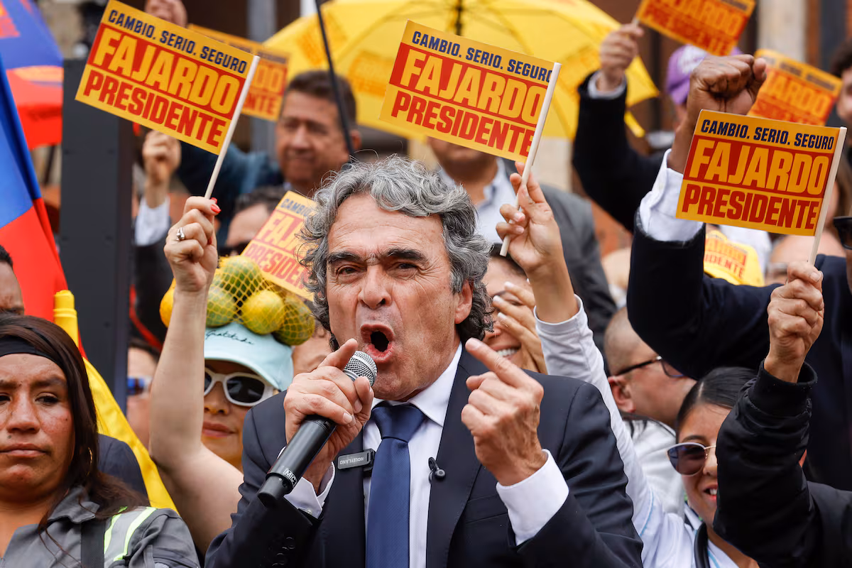 Plus de pétrole et un revenu universel : le programme de Fajardo cherche un juste milieu entre Uribe et Petro