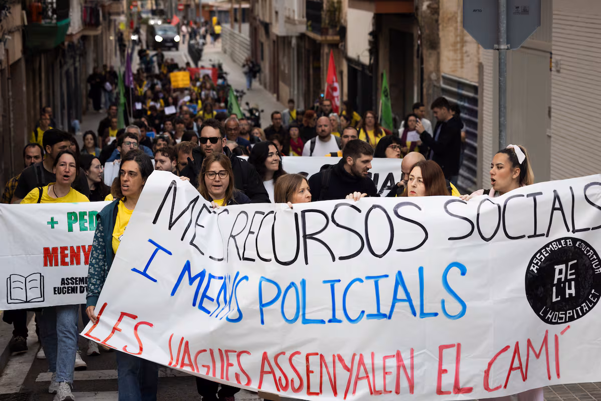 Une centaine de personnes manifestent dans deux instituts catalans contre l'incorporation des « mossos » : « Les conflits ne peuvent pas être résolus avec la police »