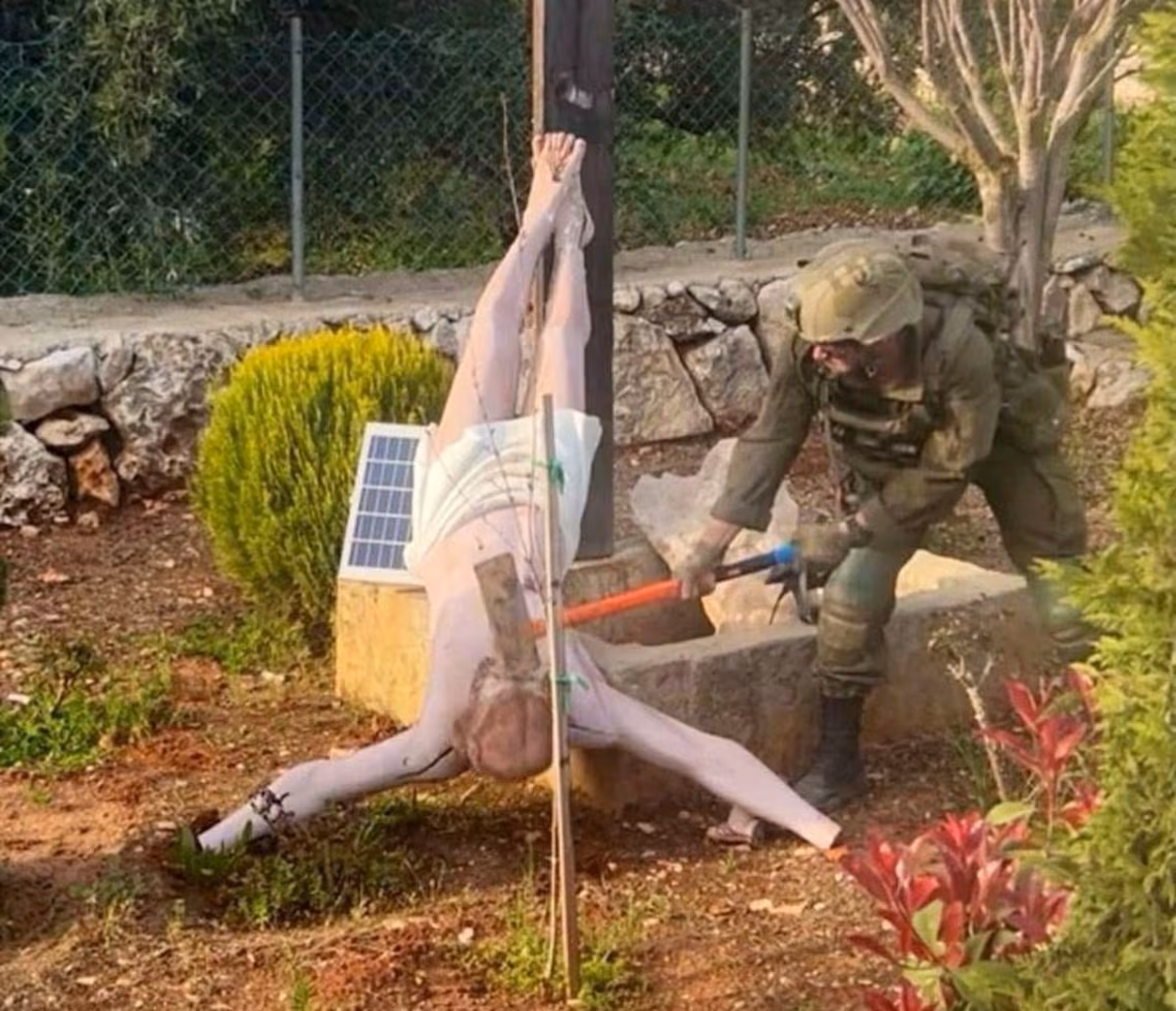 L'image d'un soldat israélien démolissant une sculpture de Jésus-Christ au Liban provoque une rare lamentation de la part de Netanyahu