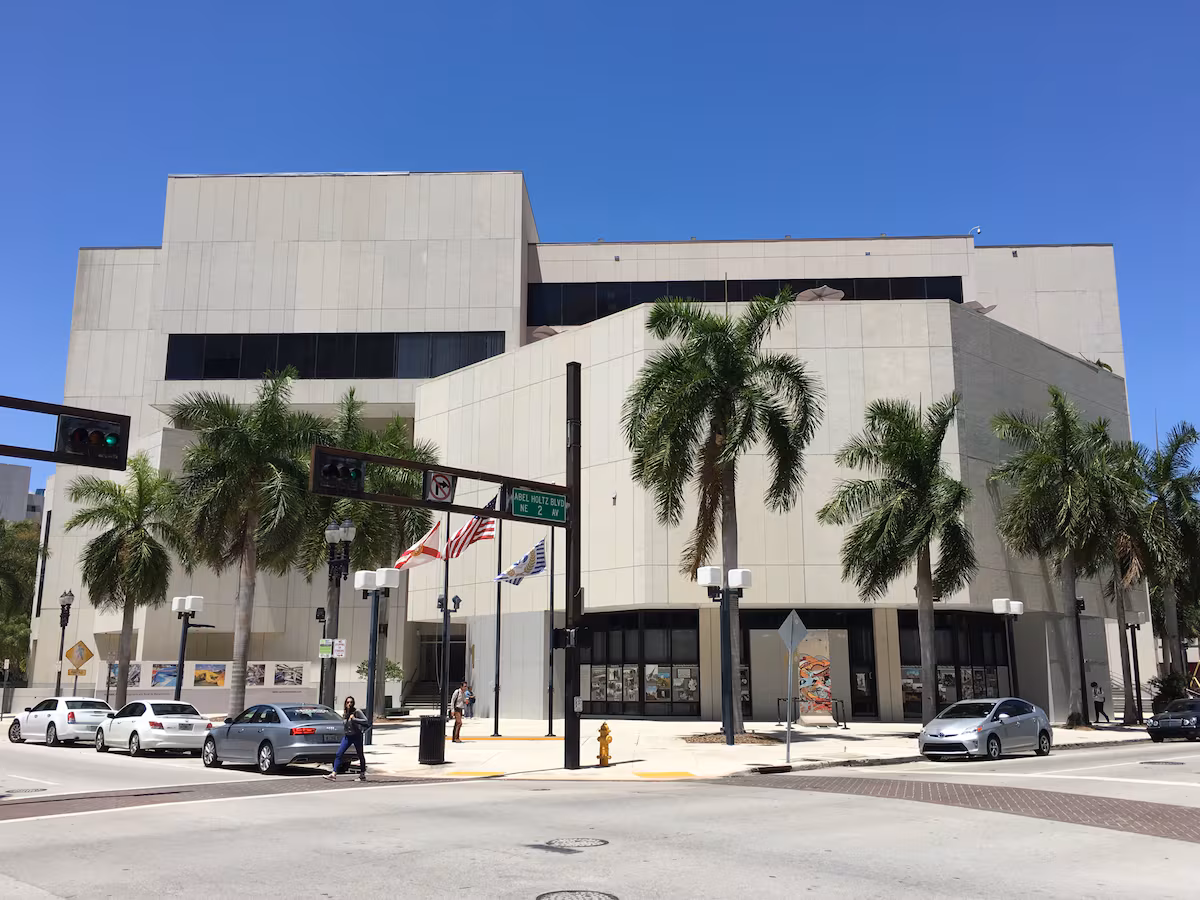 La Floride tente à nouveau, par des moyens administratifs, de restreindre l'accès des immigrants à l'enseignement supérieur après le rejet législatif