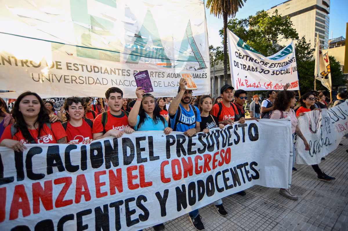La justice ordonne à Milei d'augmenter les salaires universitaires et les bourses des étudiants