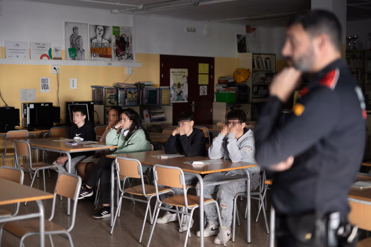 « Ils licencient les éducateurs sociaux et nous mettent des 'mossos' » : les enseignants, les étudiants et les familles rejettent le déploiement de la police dans les instituts de Catalogne