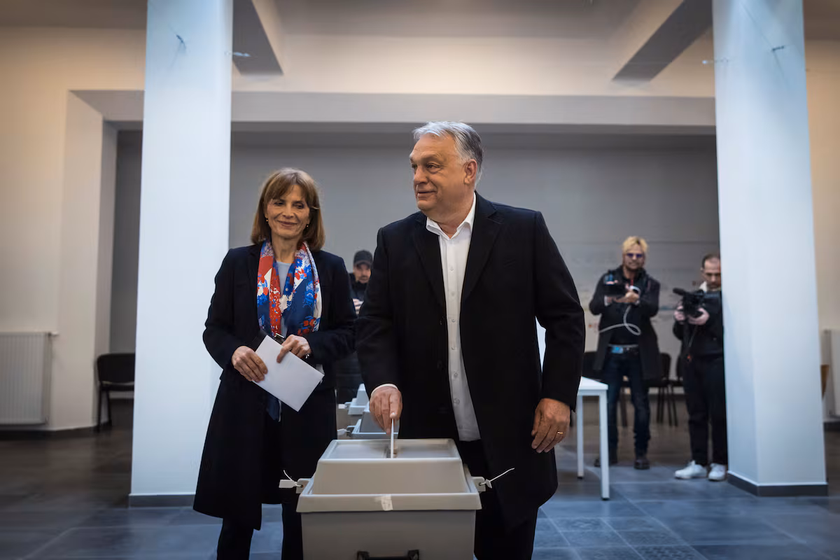 Le leader de l'opposition Péter Magyar remporte les élections hongroises et met fin aux 16 ans de l'ère Orbán, qui reconnaît sa défaite