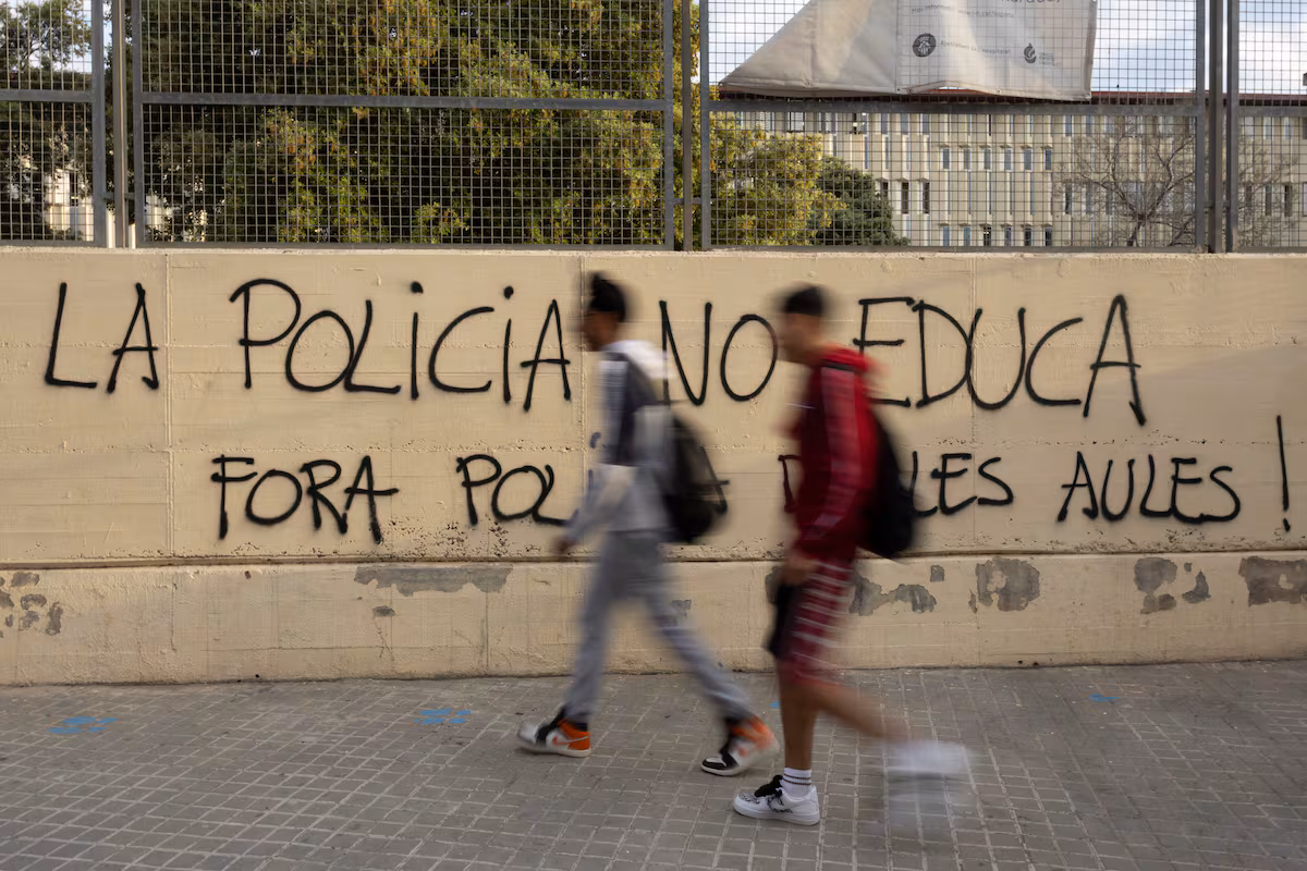 Luttes, dégradations et manque de loisirs : ce sont les quartiers pauvres où la Catalogne veut introduire les « mossos » dans les écoles