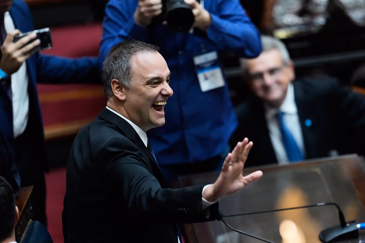 Milei protège son chef de cabinet, soupçonné de corruption, devant un Congrès houleux