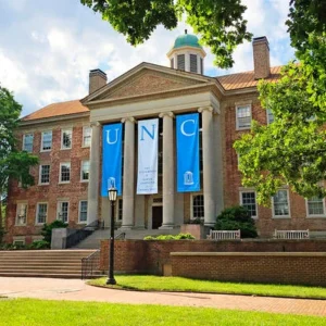 UNC et Virginia Tech s'associent à la Défense pour le leadership
