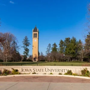 Le juge ordonne à l’État de l’Iowa de verser 2,8 millions de dollars à un ancien professeur