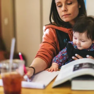 Comment 4 collèges soutiennent les parents étudiants