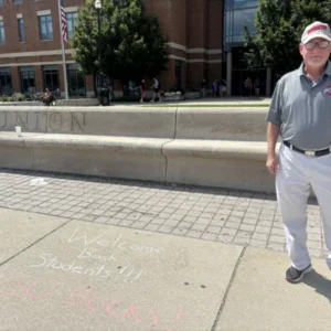 Le sénateur de l'État craie le trottoir de l'État de l'Ohio pour protester contre l'interdiction