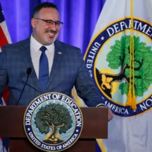 Le Connecticut Workforce Office a accordé à Cardona un contrat sans offre de 250 000 $