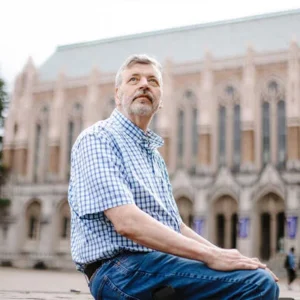 L'UW verse 600 000 $ au professeur et autorise la « reconnaissance des terres parodiques »