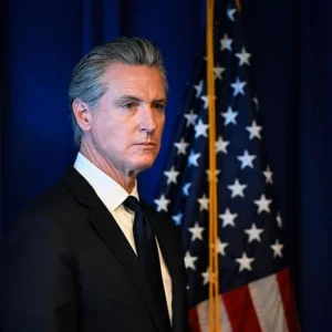 Newsom oppose son veto au projet de loi sur les collèges embauchant des étudiants sans papiers
