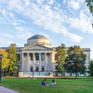 L'administrateur de l'UNC Chapel Hill blâme le professeur de droit pour certains problèmes budgétaires