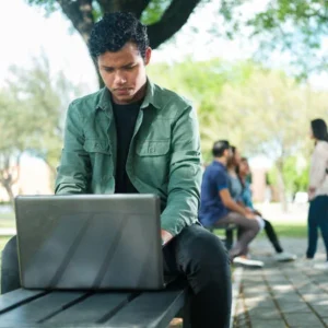 L'utilisation d'Internet par les jeunes hommes est le « défi le plus important de notre époque »