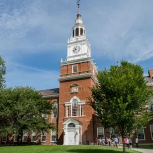 La « dépendance à l'IA » de Dartmouth Provost suscite des réactions négatives