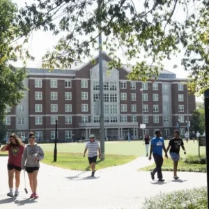 L'Université du Delaware poursuivie pour avoir offert des cours à des non-citoyens dans l'État