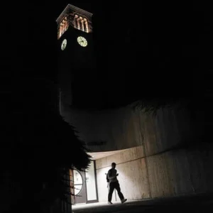 Qu’est-ce que la loi exige des collèges pour prévenir les agressions sexuelles ?